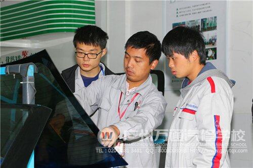 广州万通学生在老师的指导下学习汽车贴膜技术