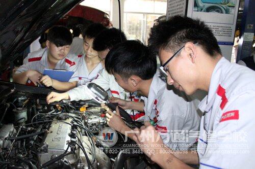广州万通学子认真学习汽修技术