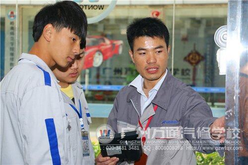 广州万通教师庞惠文老师耐心耐心指导学生汽车电控知识