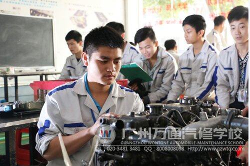 广州万通学子理实一体上课，学生正在分组实训