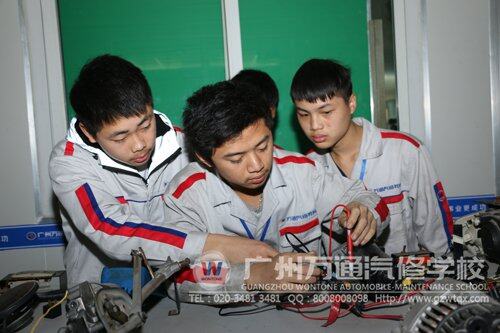 广州万通学子正在学习汽车电器技术