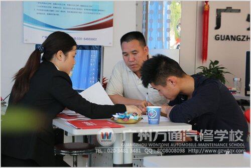 新生正在填写入学资料