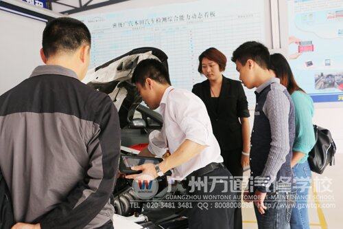 来校新生在老师的指导下体验用云诊断技术检车汽车故障