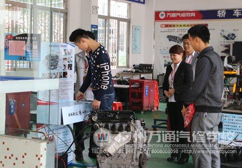 在汽车发动机体验区，学生亲自着车