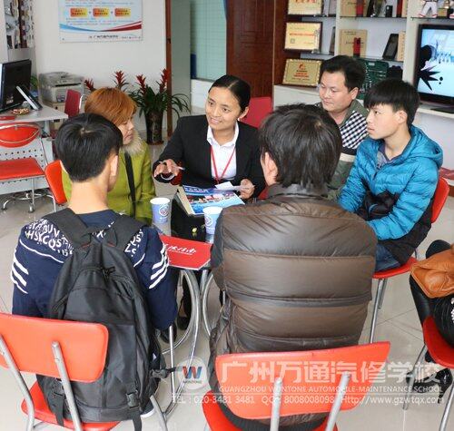 班主任郭维芹老师在和学生和家长交流