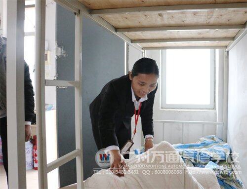 班主任郭老师帮学生叠被子