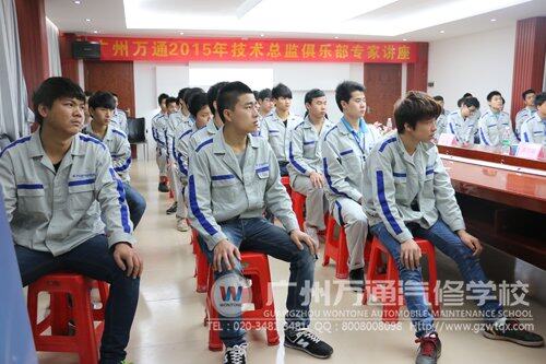 技术总监演讲现场，同学认真聆听