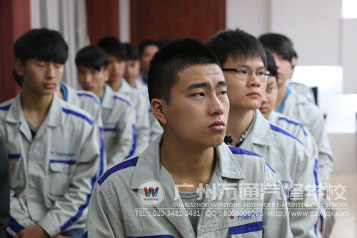 同学认真聆听，这位帅哥眉头紧皱，估计恨不得把所听到的东西都往脑子里装