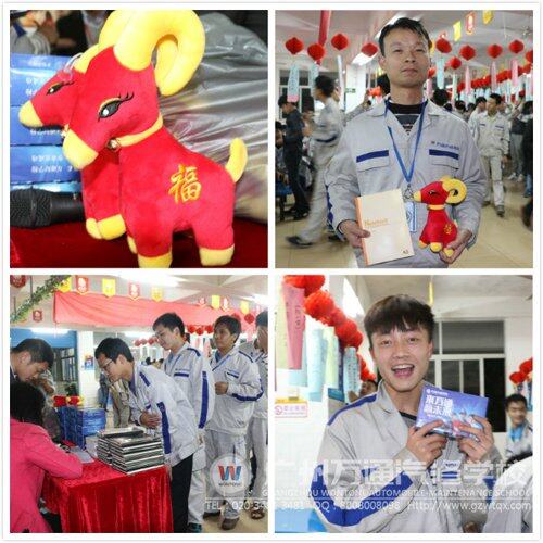 猜中了,领奖了,看右下角这位帅锅多开心