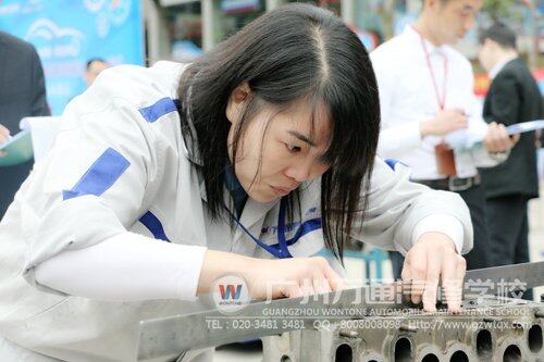 现场一名女将,看那犀利的眼神就知道她有多认真