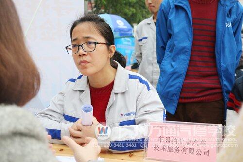 女性在招聘会上企业争抢