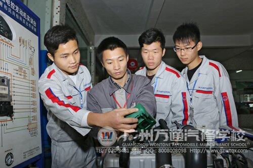 理实一体课上老师手把手教学