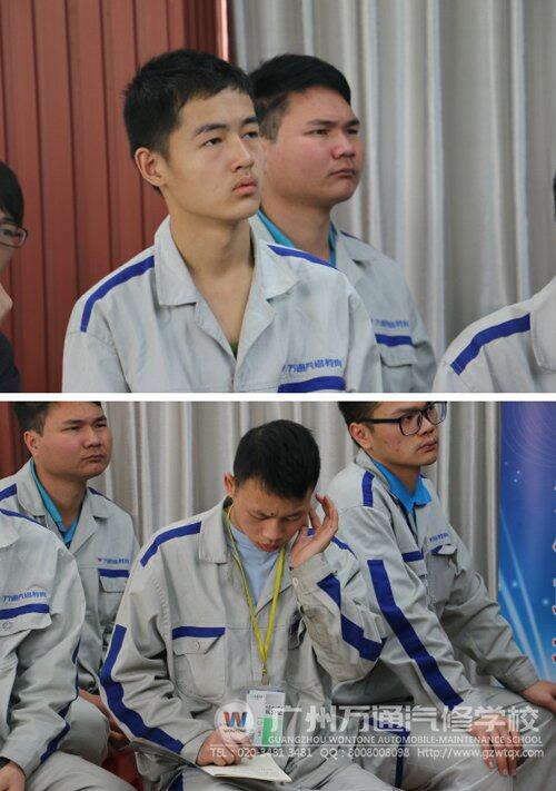 同学现场认真聆听和用心做笔记