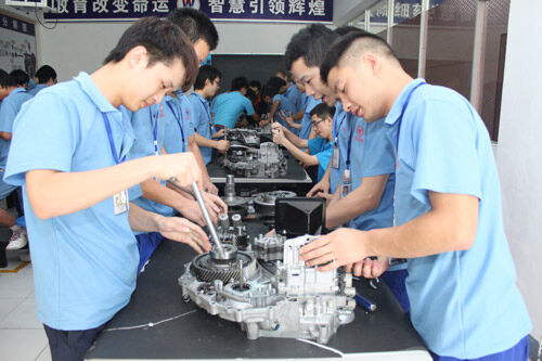 学生在实训室动手操作，实战