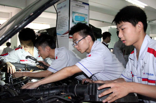 学汽修技术到广州万通,理实一体化教学学真技术