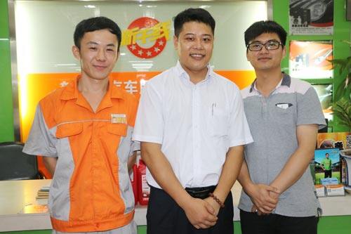 吴震宇(左)与经理(中)以及广州万通创就业办刘主管(右)合照留念