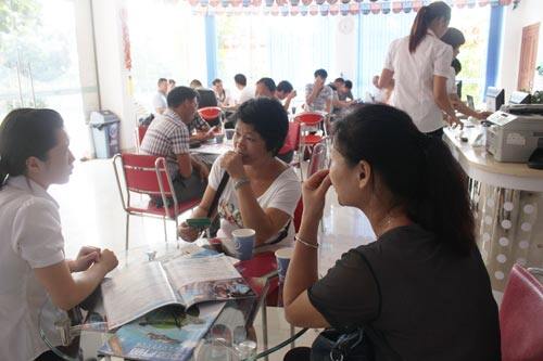 广州万通新生报名中心挤满了人