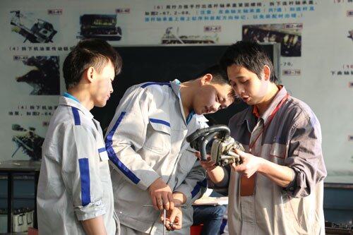 广州万通汽修学校实战实训,老师手把手教学