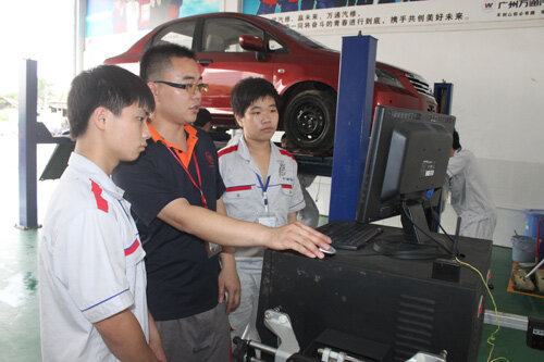 课堂上老师手把手教学