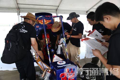 赛事行家组正在严格检测万通战车