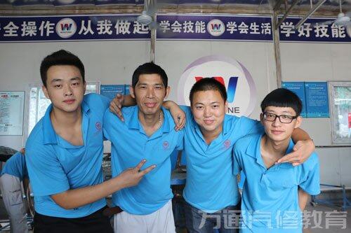 李睿智(左二)和班上的同学关系很好