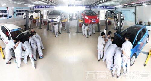 广州万通明亮的实训厅，学生实战实训