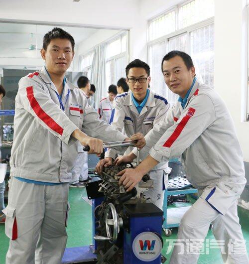 鲁攀(左)和同学们友好相处