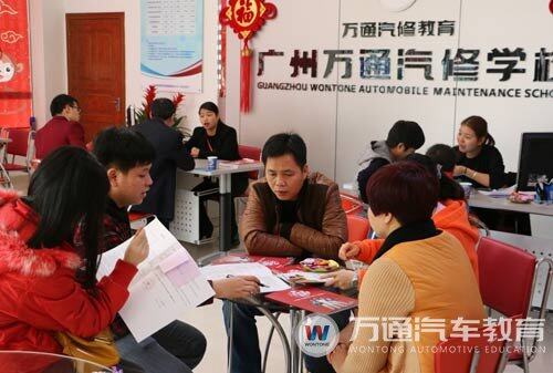 新生正在填写入学登记表