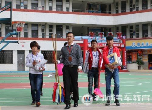 班主任带领新生领取生活用品