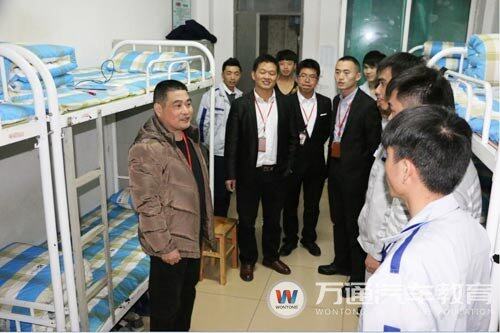 徐主任带领班主任到达宿舍慰问新生