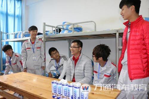 班主任和学生亲切交谈