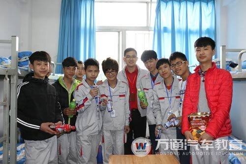 班主任和学生合影