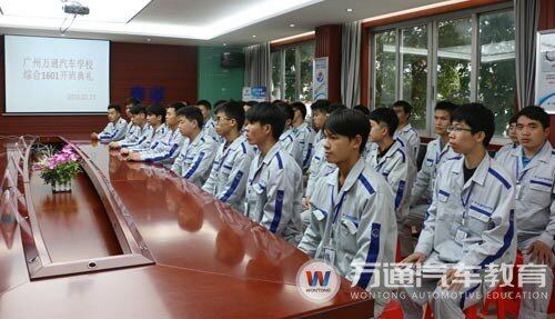 同学们现场认真聆听