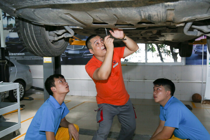奥迪-机油滤芯的拆卸