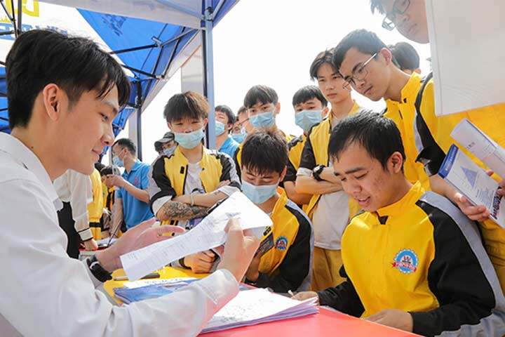 广州万通汽车学校2021年春季大型人才双选会取得圆满成功！