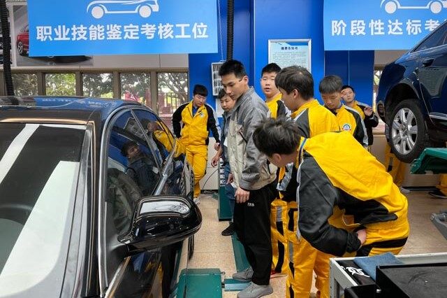 奥迪刹车片拆装实训（三）