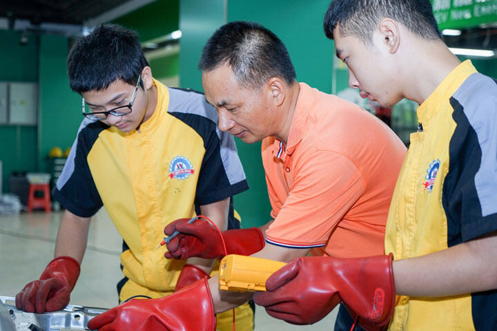 汽车运用与新能源技术工程师