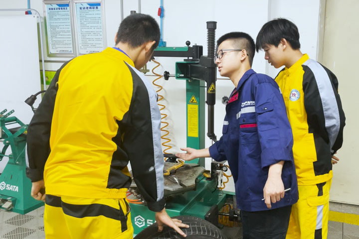 轮胎扒胎拆装实训