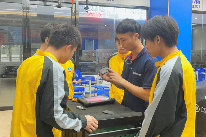 奥迪实训室-电子手刹的拆装与检修