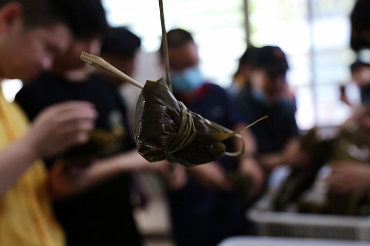  广州万通学子包了个粽子过端午