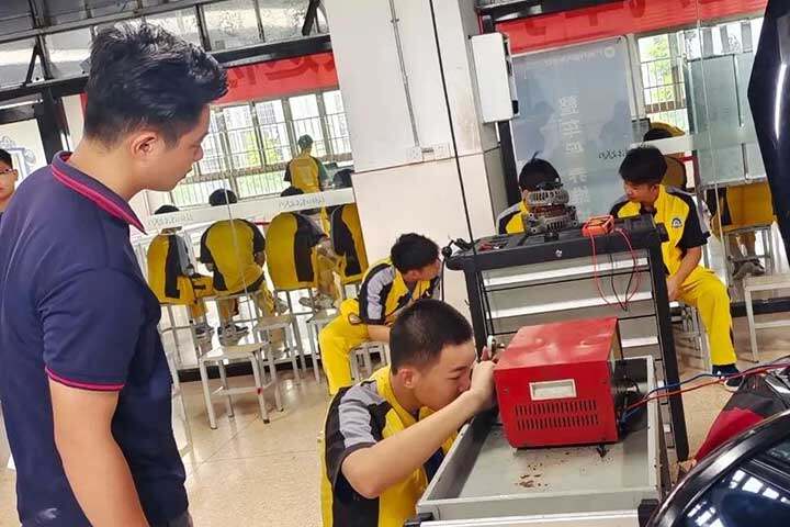 孩子对汽车技术很感兴趣，让他当学徒还是去职校？