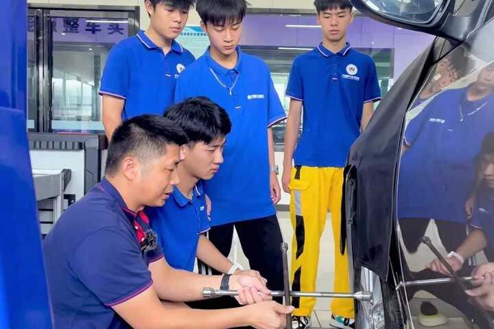 孩子对汽车技术很感兴趣，让他当学徒还是去职校？