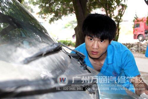 刘军华在认真检查车辆