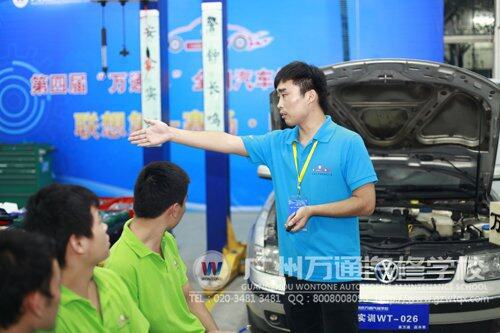 常镇老师比赛过程中和学生互动