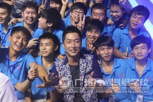 广州万通学子和香港影星、现场嘉宾评委马浚伟合照