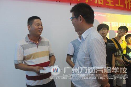 毕业证书颁发现场，学校校长助理李永朋和学生家长李先生交流