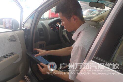 老师演示设备的使用方法