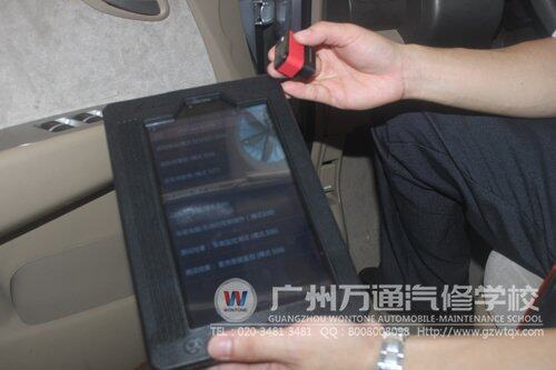老师演示设备的使用方法1