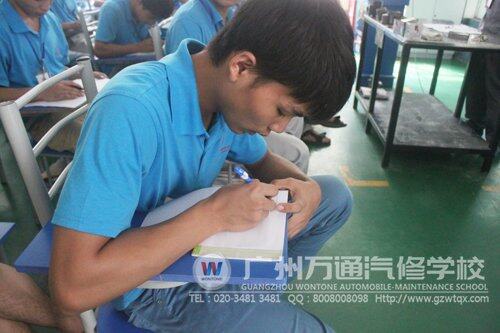 学生在认真作答